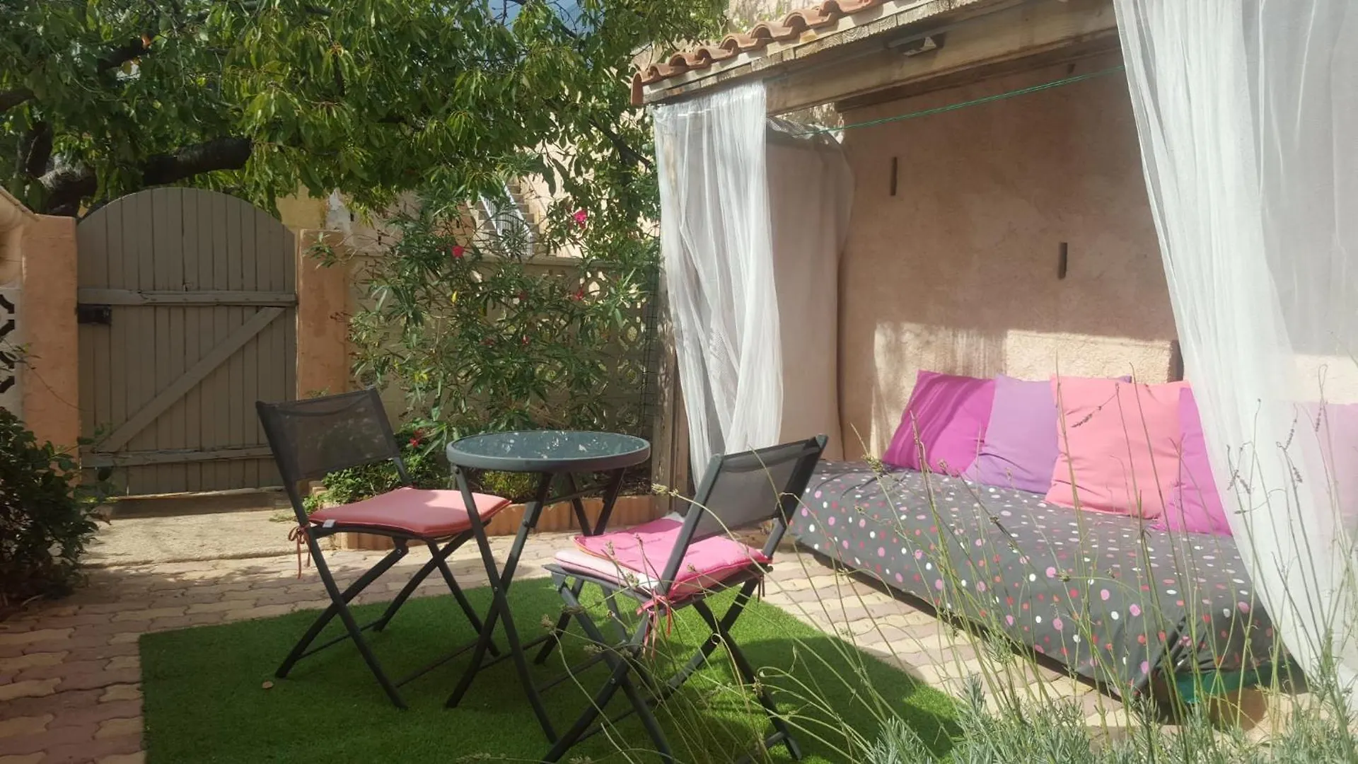 Chambre Atypique Entre Mer Et Collines Belgentier 0*,  France
